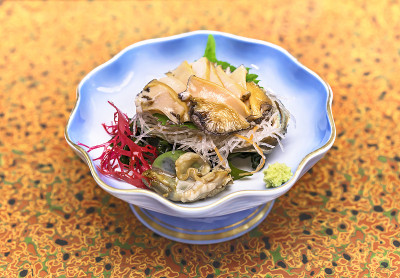 日本鲜鲍鱼生鱼片，配海藻、萝卜、紫菜和山葵。