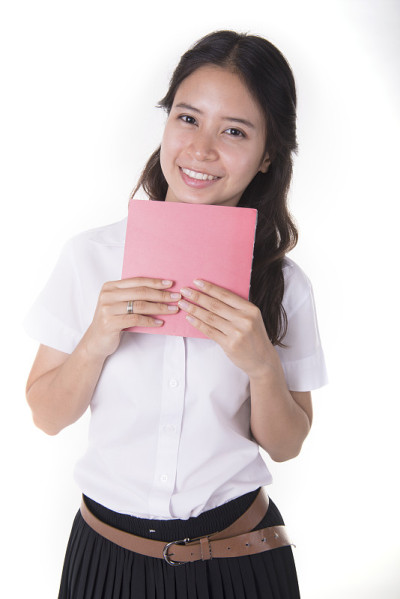 一个可爱的年轻学生女孩的肖像