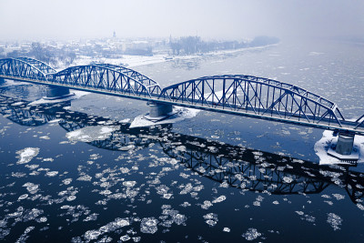 冬天，河上有浮冰的雪桥