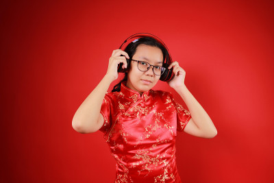 年轻的女孩穿着旗袍，戴着头套跳舞