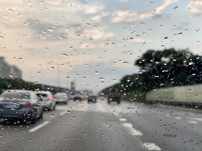 雨点落在车窗上