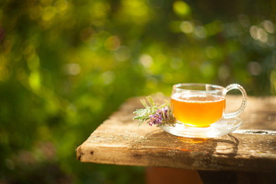 漂亮的茶杯里的绿茶