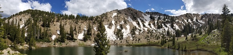 凯瑟琳湖全景，大Cottonwood峡谷，犹他州