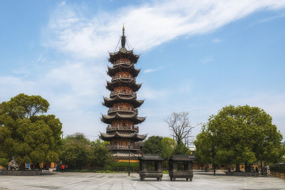 龙华塔在阳光明媚的日子与蓝天。上海。中国
