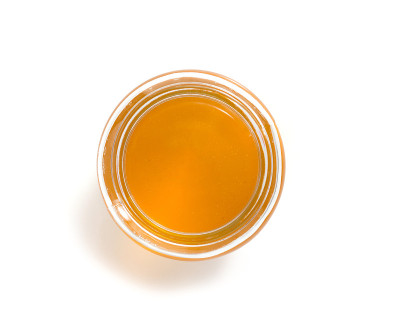 白色背景上的蜂蜜玻璃罐