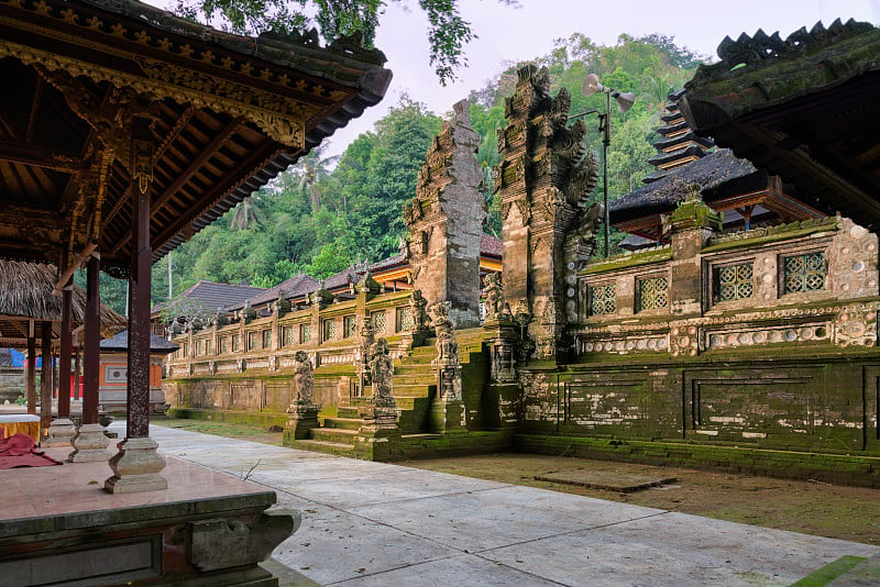 印度尼西亚巴厘岛的坎迪Pura Kehen印度教寺庙里，巴厘岛人用石头恶魔分开的门和楼梯入口。