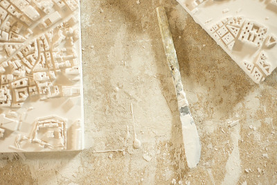3D城市地图石膏模型之间的涂石膏刀