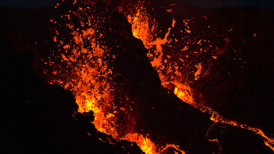 冰岛雷克雅内斯法格达尔斯jall山附近的格尔丁达里尔山谷火山爆发的特写镜头，Grindavík，冰岛