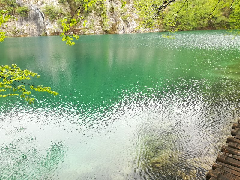 普利特维茨湖国家公园是克罗地亚最古老和最大的国家公园之一，里面有瀑布、湖瀑布、峡谷和木桥