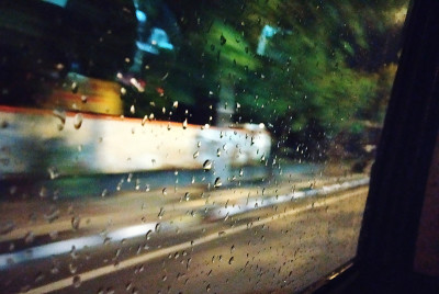 雨水在玻璃