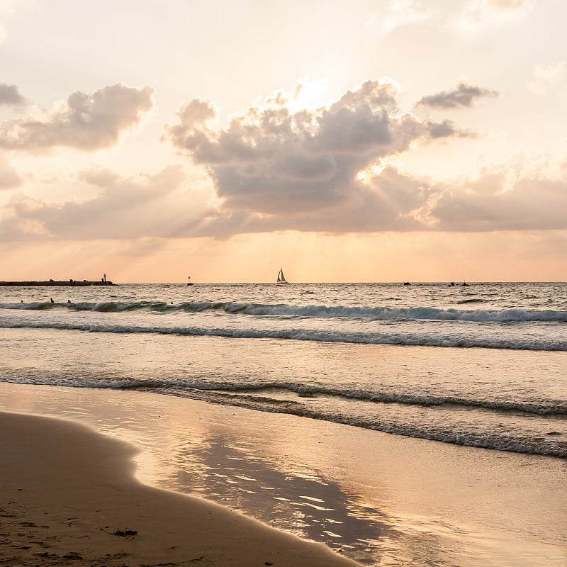 海面上平静的夕阳。以色列特拉维夫的泰尔巴鲁克海滩。