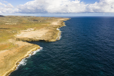 鸟瞰图Curaçao海岸在加勒比海碧绿的水，悬崖，海滩和美丽的珊瑚礁