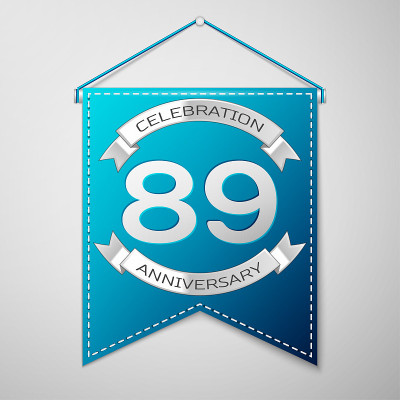 灰色背景上刻有“89及89周年庆典”字样的蓝色三角旗。银色的丝带。为你的生日派对多彩的模板元素。矢量
