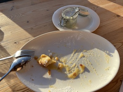 午餐晚餐- Kaiserschmarren与苹果酱糖霜-空盘子