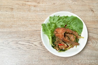 姜、芹菜油炸条纹蛇头鱼片