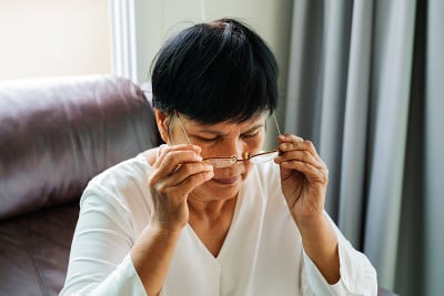 一位戴着眼镜的老妇人的肖像
