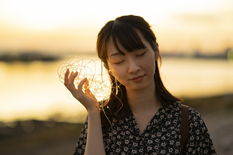 灯光更靠近她的耳朵