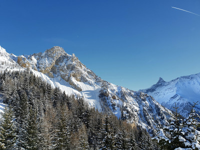 白雪覆盖着美丽的岩石山