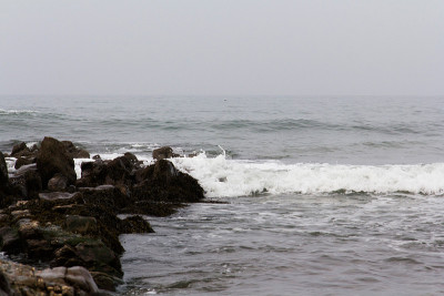 海浪掠过海滩上的岩石