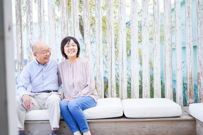 一对老夫妇在一个度假胜地友好地交谈