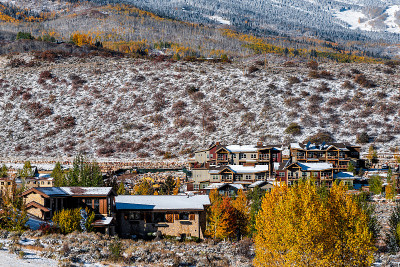 阿斯彭，科罗拉多州的落基山脉，房子和建筑在冬天后被雪覆盖，黄色的秋天的树木和城市景观现代滑雪度假酒店