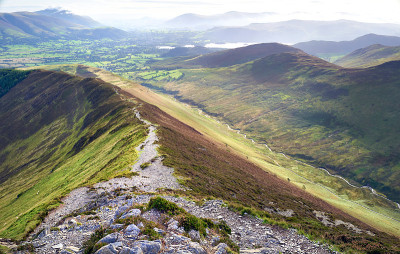 从Grisedale Pike向下看Sleet How，远处是小镇Braithwaite。