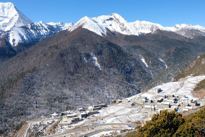 带有乡村的自然景观