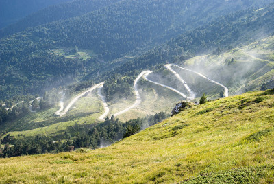 穿过山脉的未铺设的道路