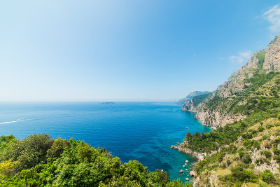 世界著名的阿马尔菲海岸，天空晴朗
