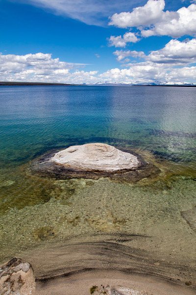 钓鱼锥间歇泉旁边的黄石湖在西拇指间歇泉盆地，黄石，怀俄明州