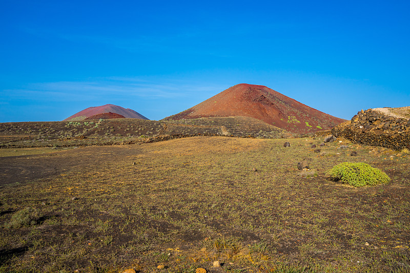 西班牙兰萨罗特岛，红色火山岛上美丽的火山自然景观