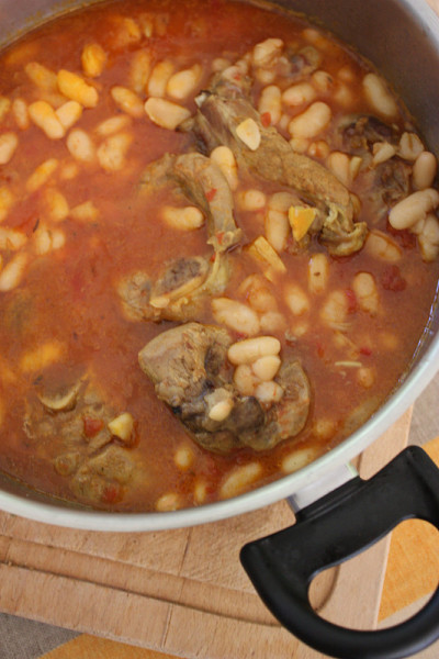 豆炖羊肉“鲁比亚”蒸粗麦粉