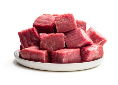 新鲜的生牛肉在陶瓷板上孤立白色