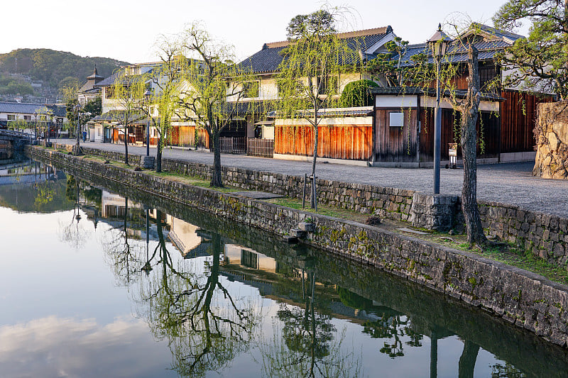 一个春天的早晨，宁静的仓ashiki Bikan历史街区(仓ashiki河边)