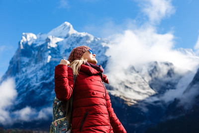女孩在山中旅游，秋天