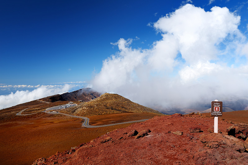 从夏威夷毛伊岛的山顶看到的哈雷阿卡拉火山地区令人惊叹的风景