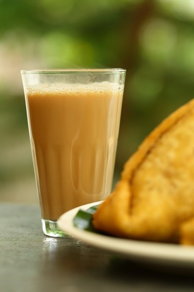 一盘美味的印度萨莫萨和茶