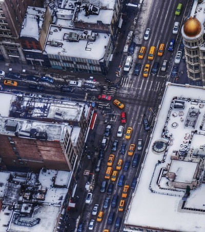下雪天纽约街头的黄色出租车