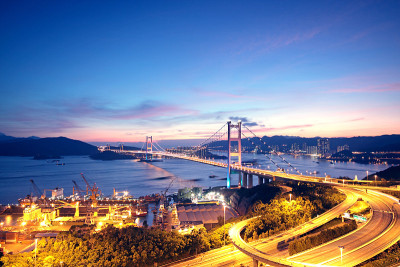 夜间公路桥