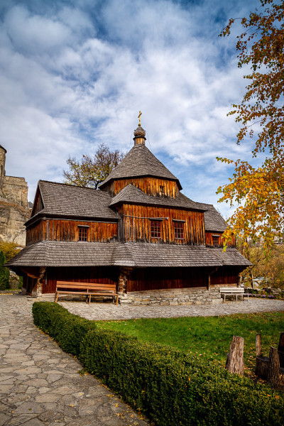 Kamianets-Podilskyi的一座秋日木制教堂。