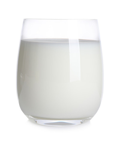 新鲜的乳制品隔离在白色的玻璃