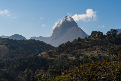 阳光明媚的一天，伊泰巴瓦的山和山丘上有一些云彩，Petrópolis。巴西里约热内卢山区。鸟瞰图。有