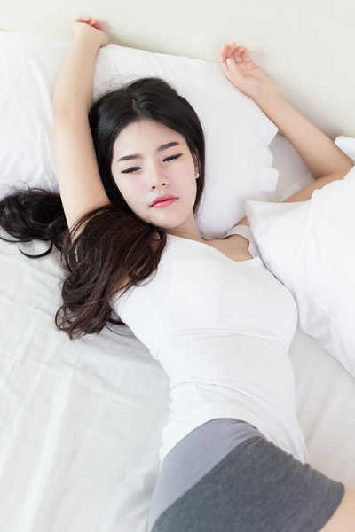 年轻漂亮的女人睡在床上