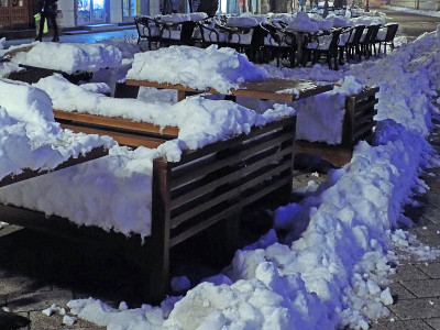 突如其来的大雪覆盖了餐厅露台上的家具