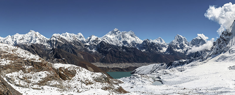 珠穆朗玛峰，Lhotse, Makalu, Cholatse山峰和gokyo湖从连珠山口