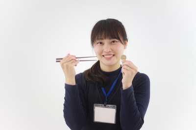 女员工有500日元硬币和筷子一枚硬币的午餐形象