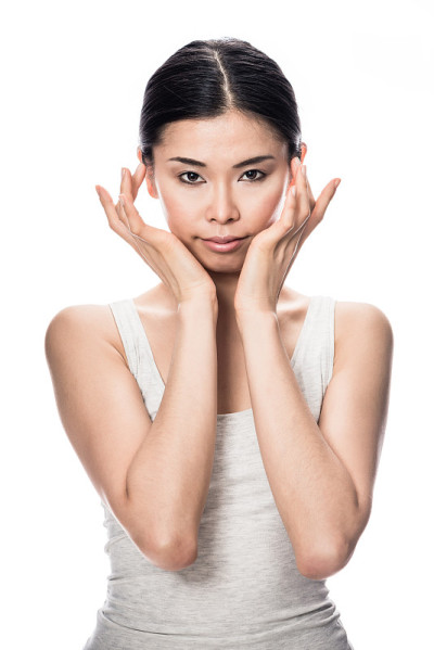 亚洲年轻女子看着相机的肖像