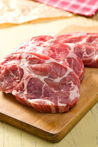生多汁的肉