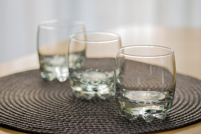 桌子上有三个空的果汁杯
