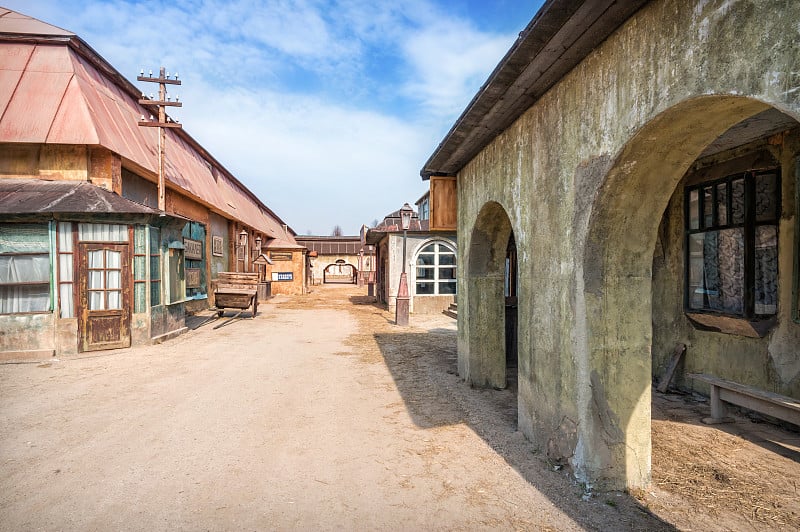 街道建筑的景色。迹象:杂货店。股票。